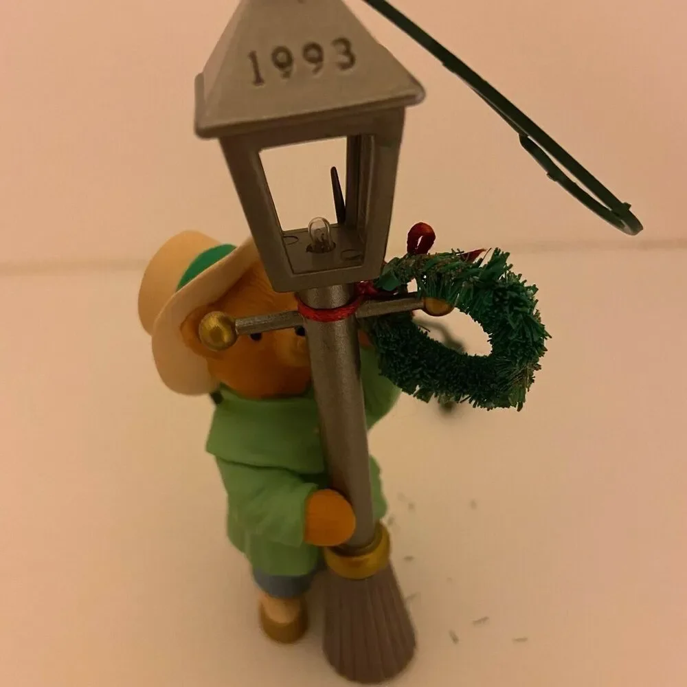 #3764 VTG Hallmark 1993 Bear with lamp post lighted  4.5